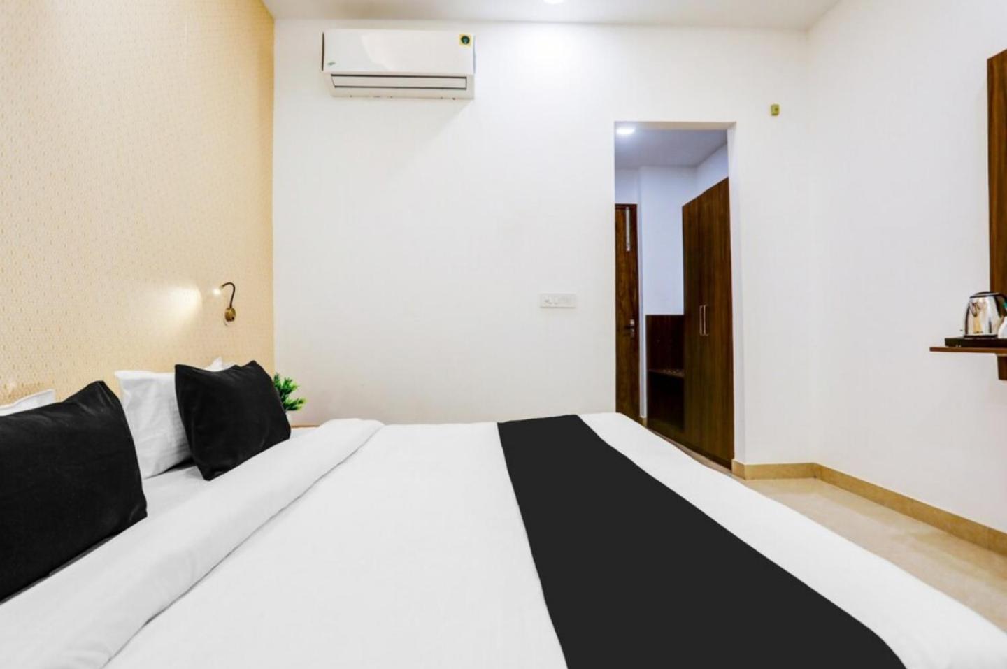 The Grand Blue Hotel Greater Noida Kültér fotó