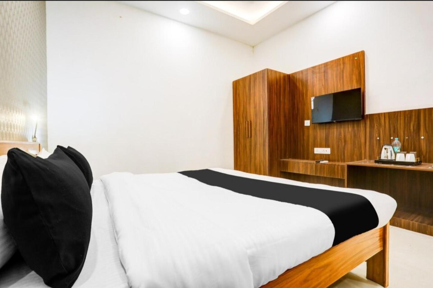 The Grand Blue Hotel Greater Noida Kültér fotó