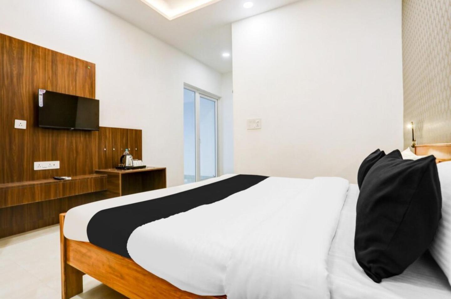The Grand Blue Hotel Greater Noida Kültér fotó